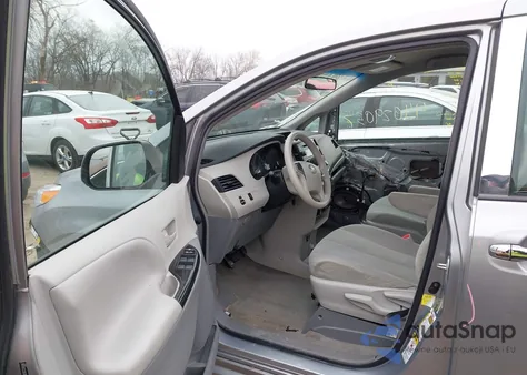 2012 Toyota Sienna Base V6 7 Passenger z USA, uszkodzony, nr VIN 5TDZK3DC0CS264067